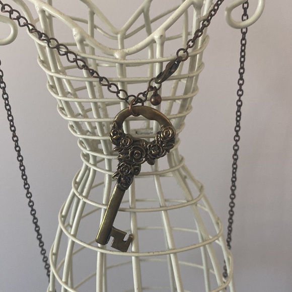 Floral key necklace - Picture 3 of 3